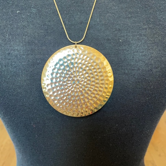 Large gold disk accent necklace - Picture 2 of 2